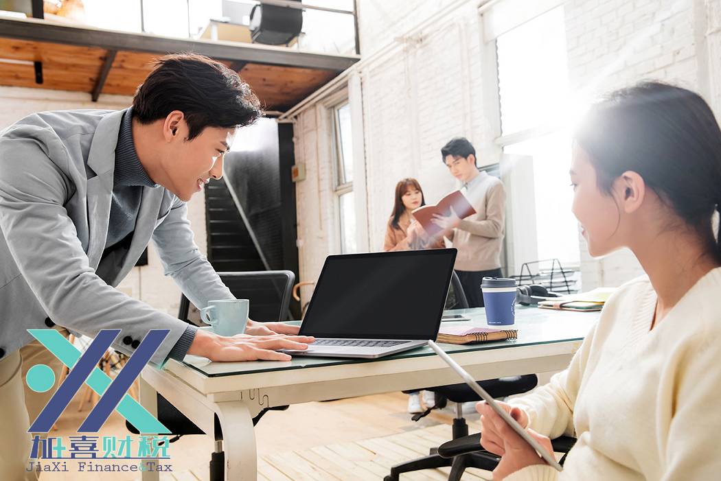 Apprentissage des étiquettes commerciales et techniques de communication dans la culture chinoise  